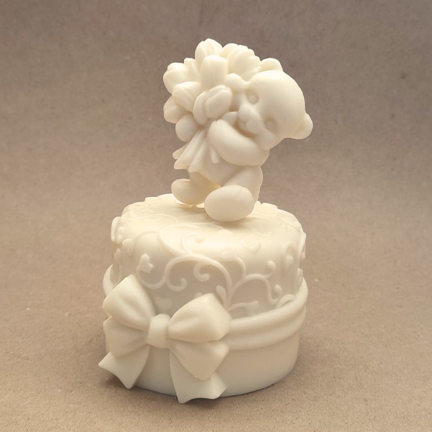 Heart Creeper Pattern on Cake with Ribbon Bow 2