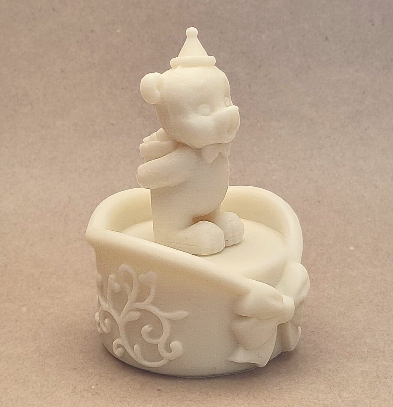 Wavy Rim, Heart Creeper Pattern on Cake with Ribbon Bow  3