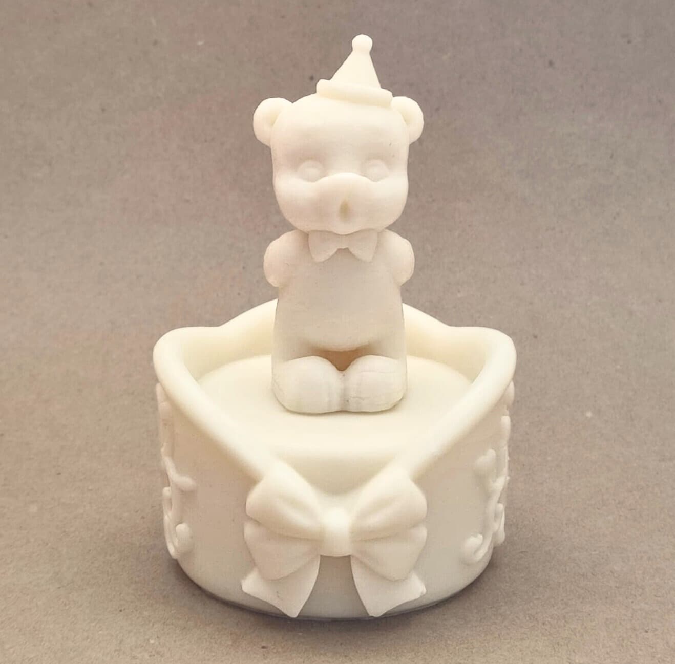 Wavy Rim, Heart Creeper Pattern on Cake with Ribbon Bow  2
